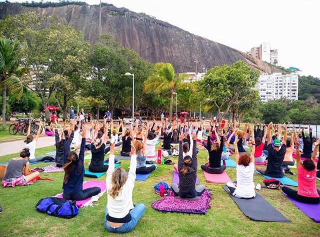 Todos os domingos na Lagoa, às 17:00 🕔 - ⠀⠀Não fique de fora! 🧘🏽‍♀️ Repost @remozzini ⠀⠀⠀⠀⠀⠀⠀⠀⠀ ⠀⠀#avidaelafora #mudefit 
Vibrando na união e na luz através do yoga ✨🙏🏼 muito feliz de inaugurar hoje esse projeto @mahakarmayogario na Lagoa que trará todos os domingos às 17h aulas com os professores da @premanandayogaschool.
O Yoga é união! Então independente de partidos, de opiniões políticas vamos nos unir na nossa essência que é a mesma, que é puro amor, que não muda independente das variações da vida. A transformação do mundo começa dentro de cada um de nós, então seja a mudança que você quer ver no mundo. E uma das ferramentas mais poderosas de transformação é o Yoga.
Vamos praticar Yoga e nos conectar com a luz! 
Baixe o App da Mude, onde você encontra todas as aulas do projeto Maha Karma Yoga da nossa escola @premanandayogaschool  em diversas cidades além de diversas aulas abertas que a @mude.fit proporciona a todos Brasil a fora. 
Esse tipo de projeto muda o mundo, que investe da transformação pessoal de cada um. 
Gratidão por fazer parte 🙏🏼💙 @premanandayogaschool @mude.fit @mahakarmayogario @mahakarmayogabh @mahakarmayogasp @mahakarmayogacampinas @mahakarmayogasantos .
#yogacomremozzini #mahakarmayogario #mahakarmayoga #yoga #yogalife #yogainspiration #yogagratuita #maisyogaporfavor